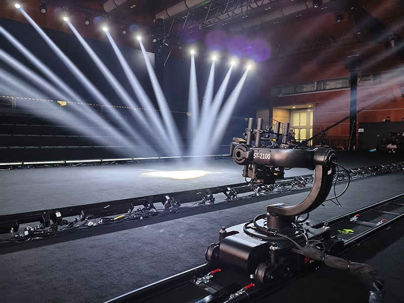 以专业影像,致敬原创力量|ST-2100陀螺仪轨道机器人助力深圳原创时装周 以专业影像,致敬原创力量|ST-2100陀螺仪轨道机器人助力深圳原创时装周